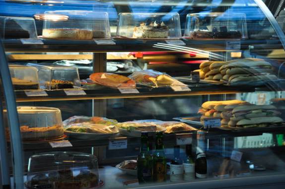 Balcão de comida no aeroporto de Reykjavik, na Islândia